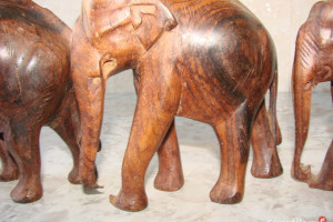 stado słoni, indyjskie drewniane figury