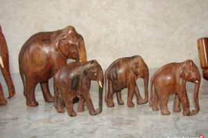 stado słoni, indyjskie drewniane figury