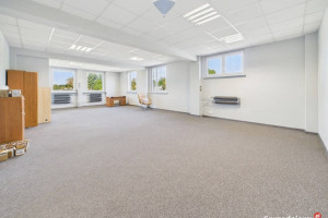 Całe piętro biurowca 630 m² z windą i parkingiem