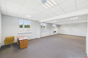 Całe piętro biurowca 630 m² z windą i parkingiem