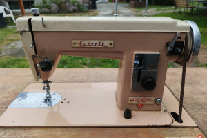 Zabytkowa maszyna do szycia z PRL Łucznik 413