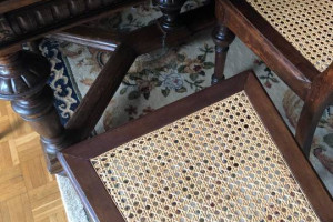 antyczny stół i sześć krzeseł