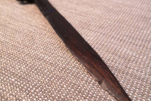 Stary drewniany nóż do rozcinania listów.