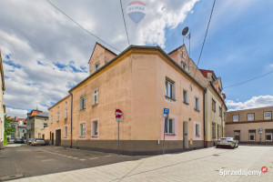 Kamienica: mieszkania, 2 lokale usługowe, 3 garaże