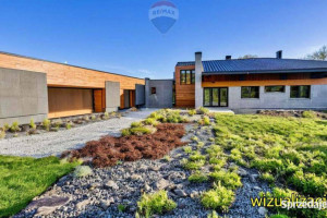 Dom marzeń przy ścianie lasu