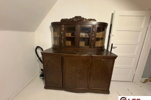 Antyczny kredens z ornamentem