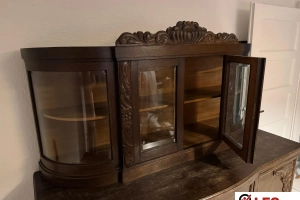 Antyczny kredens z ornamentem