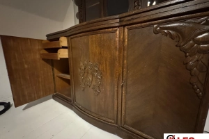 Antyczny kredens z ornamentem