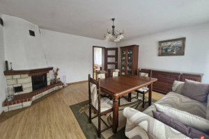 Dom z potencjałem i zabudową gospodarczą – spokój, przestrzeń, możliwości.