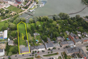 Kamienica w Chełmży nad brzegiem jeziora