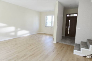 Piękny dom w zabudowie szeregowej położony w otoczeniu zieleni