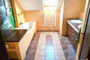 Duży dom z garażem na malowniczej działce 38a w Krzeszowicach