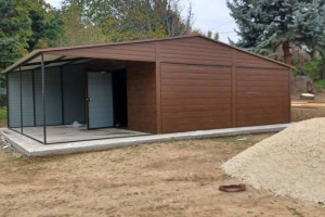7 Garaż Blaszany Drewnopodobny z Zadaszeniem Bocznym - Garaże - ESSTAL