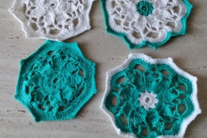 Szydełkowe podstawki pod kubek rozeta
