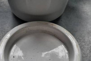 Dwie osłonki w kolorze białym.