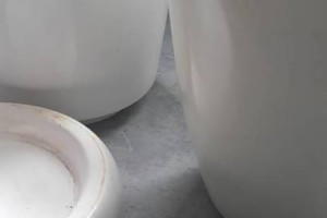 Dwie osłonki w kolorze białym.