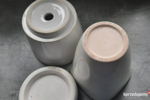 Dwie osłonki w kolorze białym.