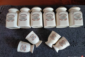 Komplet pojemników na przyprawy i jajka, nowe na stojaku.