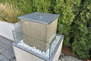 Fontanna z betonu architektonicznego