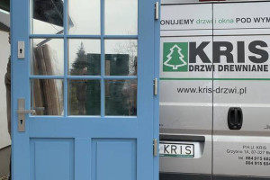 Drzwi w Amerykańskim Stylu niebieskie zewnętrzne drewniane