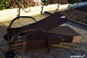 Leżak ogrodowy na kółkach brąz technorattan z ekri poducha