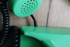 Stary aparat telefoniczny zielony z czasów PRL