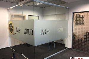 Ścianki szklane z folią inteligentną na pilota - Dostawa oraz montaż