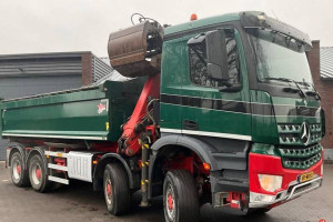 4 osiowa wywrotka 8x8 z dzwigiem Mercedes