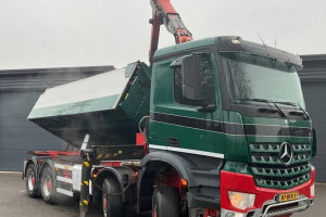 4 osiowa wywrotka 8x8 z dzwigiem Mercedes