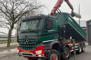 4 osiowa wywrotka 8x8 z dzwigiem Mercedes