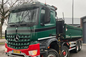 4 osiowa wywrotka 8x8 z dzwigiem Mercedes