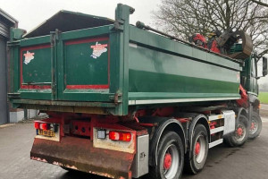 4 osiowa wywrotka 8x8 z dzwigiem Mercedes