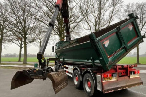 4 osiowa wywrotka 8x8 z dzwigiem Mercedes