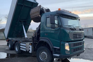 wywrotka 6x6 z dzwigiem Volvo