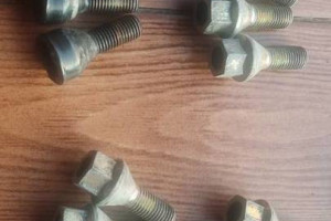 Śruby kół do mini