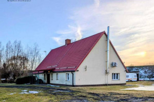 Dom mieszkalny z budynkami gospodarczymi w Glinie