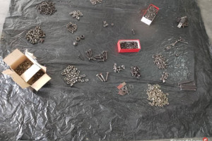 Zestaw  śrub, nakrętek i podkładek w różnych rozmiarach